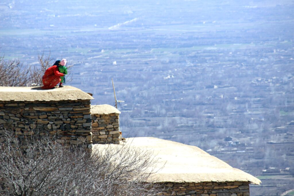 1. Mother and child on roof Topdara Parwan 2017 Farhad Soroush